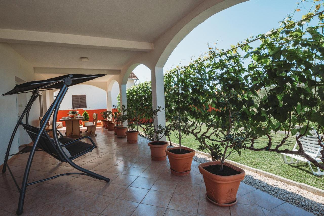 Apartman Neli Vir Exterior photo
